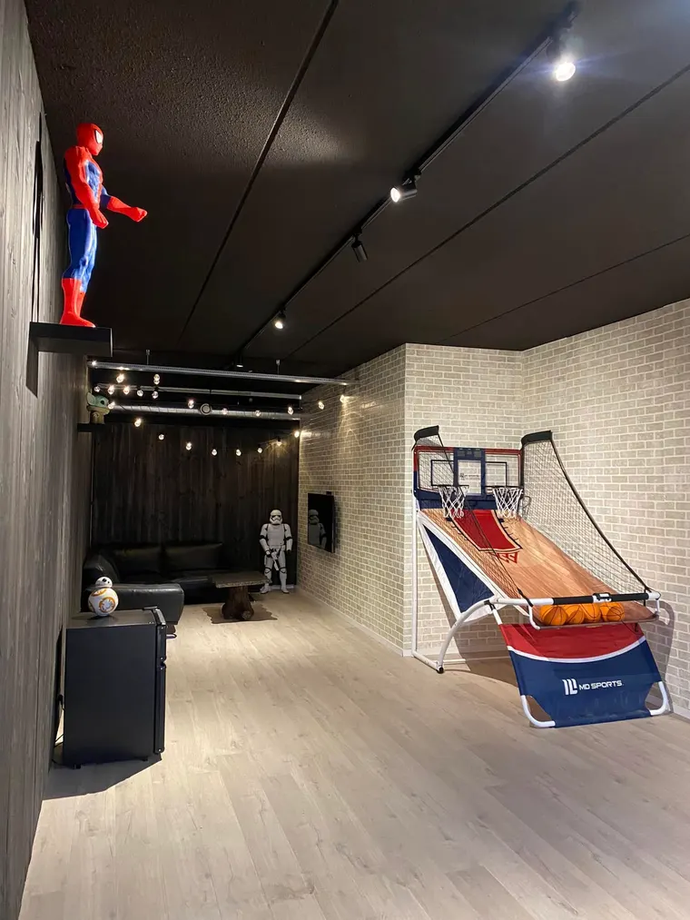 Afþreyingarrými Shave Cave í Reykjavík með leiktækjum og sófa